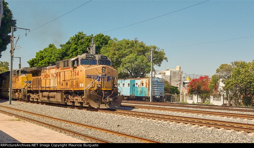 UP AC44CWCTE leading a train